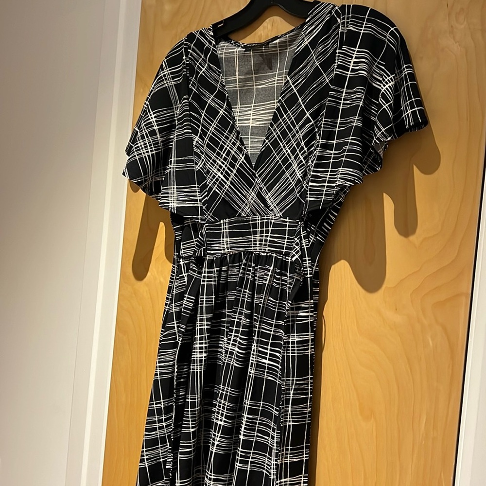 BCBG black white summer flutter sleeve wrap waist tie dress small